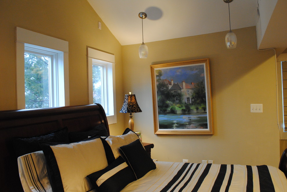 Ejemplo de habitación de invitados clásica renovada de tamaño medio sin chimenea con paredes amarillas