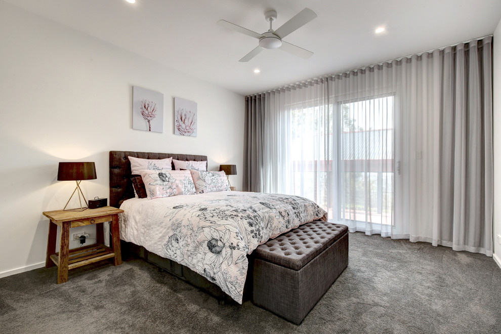 Idéer för ett mellanstort modernt sovrum, med vita väggar, heltäckningsmatta och grått golv
