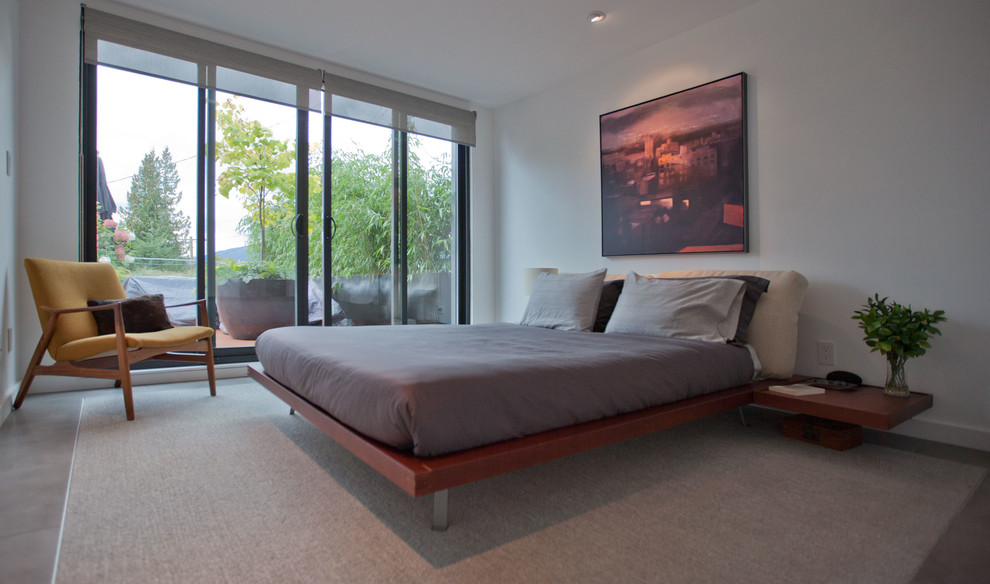 Свежая идея для дизайна: хозяйская спальня среднего размера с белыми стенами и полом из керамической плитки без камина - отличное фото интерьера
