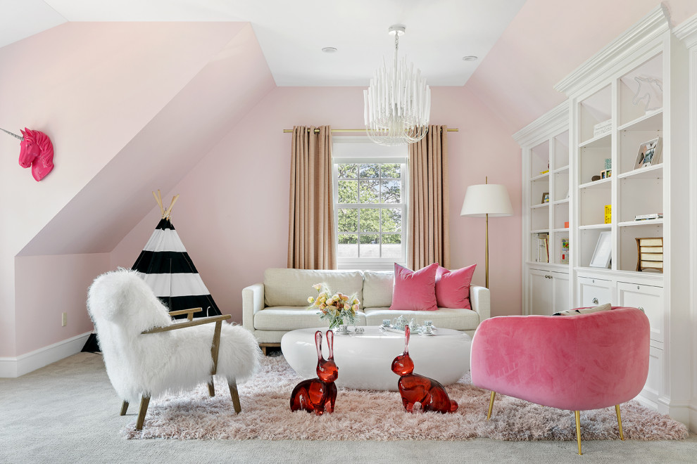 На фото: большая спальня в стиле модернизм с розовыми стенами и ковровым покрытием