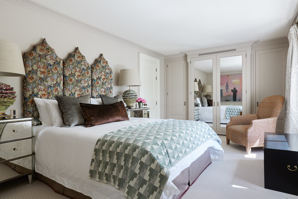 ロンドンにある中くらいなトランジショナルスタイルのおしゃれな主寝室 (グレーの壁、カーペット敷き、グレーの床)