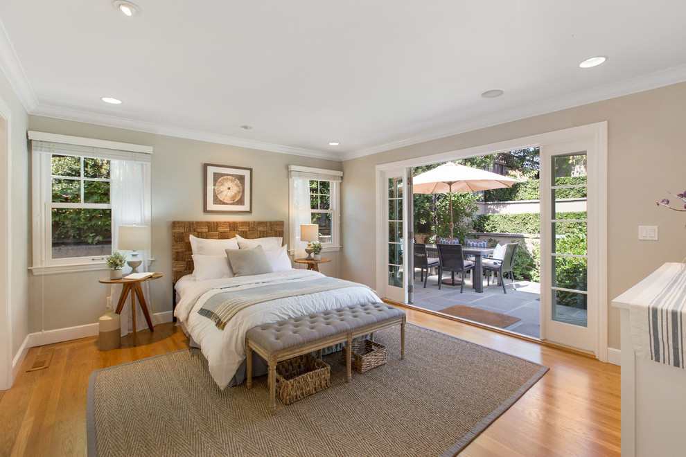 Ispirazione per una camera da letto tradizionale con pareti beige, pavimento in legno massello medio e pavimento marrone