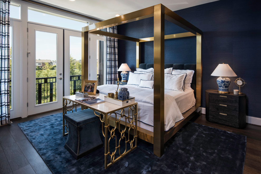 Стильный дизайн: спальня в стиле неоклассика (современная классика) с синими стенами, темным паркетным полом и коричневым полом - последний тренд