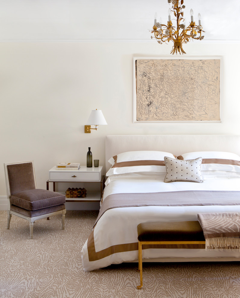 Modernes Schlafzimmer mit weißer Wandfarbe, Teppichboden und beigem Boden in New York