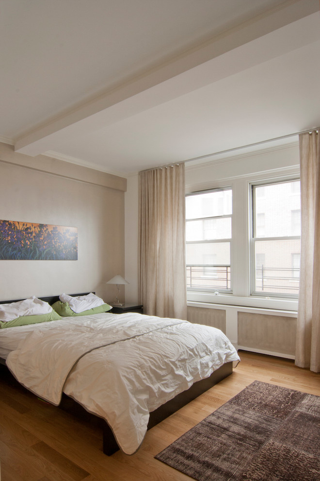Kleines Klassisches Hauptschlafzimmer mit beiger Wandfarbe, hellem Holzboden und beigem Boden in New York