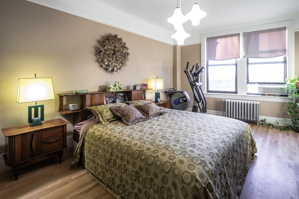 Foto de dormitorio principal contemporáneo de tamaño medio con paredes beige y suelo de madera clara