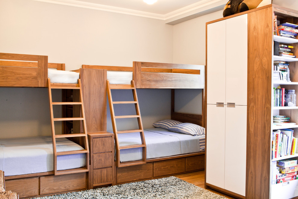 Immagine di una camera da letto design di medie dimensioni con pareti bianche e pavimento in legno massello medio