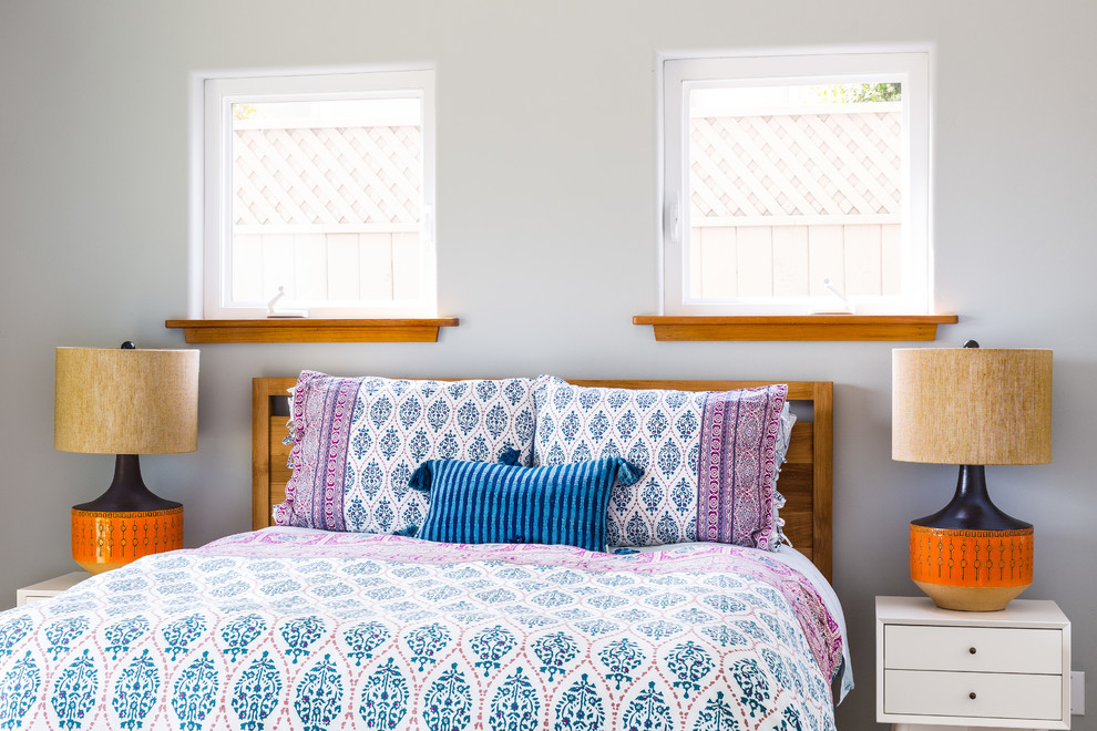 На фото: гостевая спальня среднего размера, (комната для гостей) в стиле фьюжн с серыми стенами с