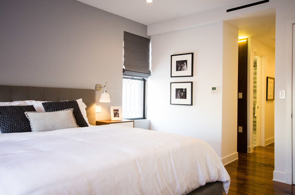 Diseño de dormitorio principal contemporáneo extra grande con paredes blancas y suelo de madera en tonos medios