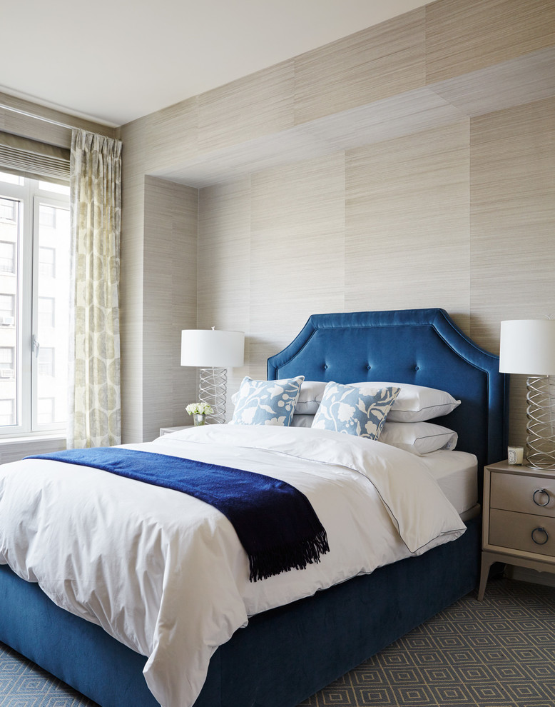 Идея дизайна: спальня в стиле неоклассика (современная классика) с бежевыми стенами, ковровым покрытием и акцентной стеной