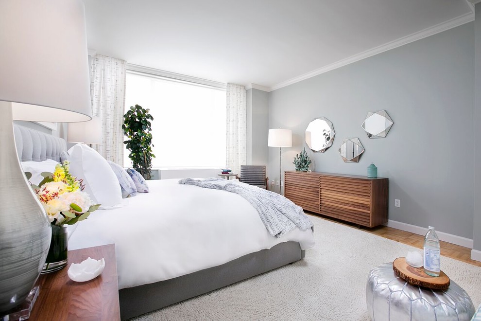 Diseño de dormitorio principal clásico renovado grande sin chimenea con paredes grises y suelo de madera clara