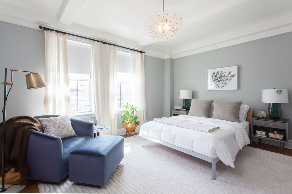 Mittelgroßes Modernes Hauptschlafzimmer ohne Kamin mit blauer Wandfarbe, hellem Holzboden und braunem Boden in New York