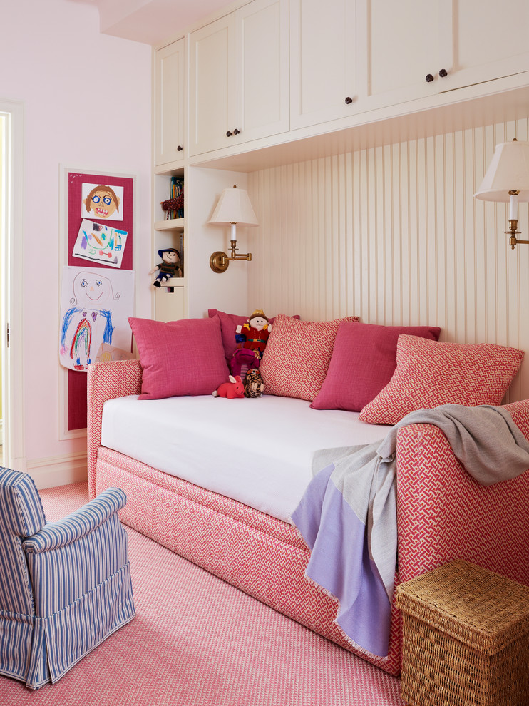 На фото: большая гостевая спальня (комната для гостей) в стиле фьюжн с ковровым покрытием, розовым полом и белыми стенами