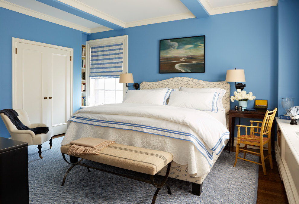 Inspiration pour une grande chambre parentale traditionnelle avec un mur bleu, un sol en bois brun et un sol marron.