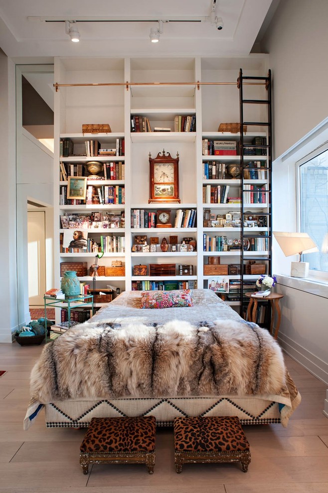Eklektisches Schlafzimmer ohne Kamin mit weißer Wandfarbe und hellem Holzboden in New York