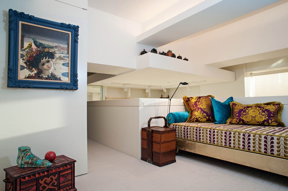 Stilmix Schlafzimmer ohne Kamin mit weißer Wandfarbe und Teppichboden in New York