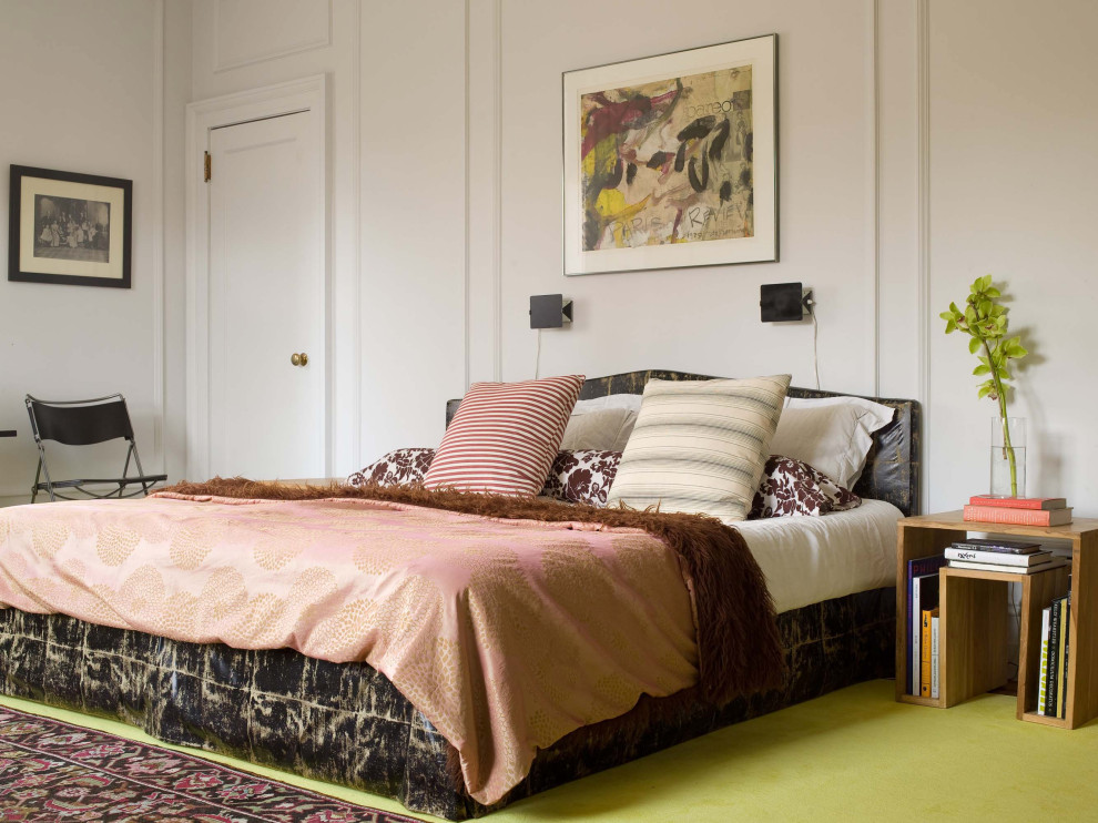 Diseño de dormitorio bohemio con paredes blancas, moqueta, suelo verde y panelado
