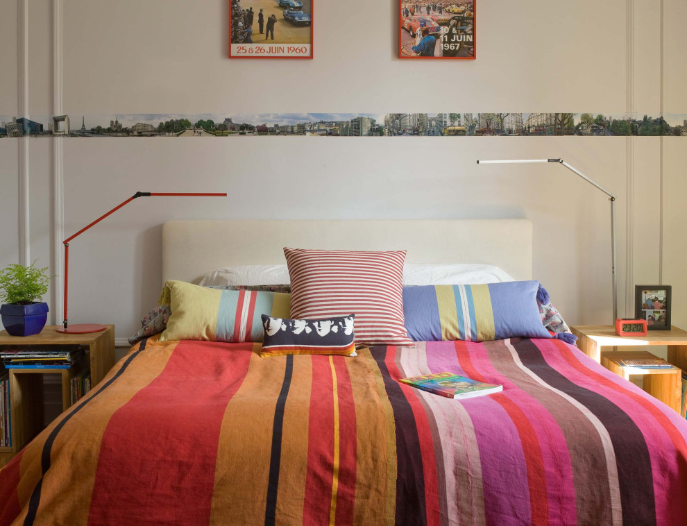 Foto på ett eklektiskt sovrum, med vita väggar