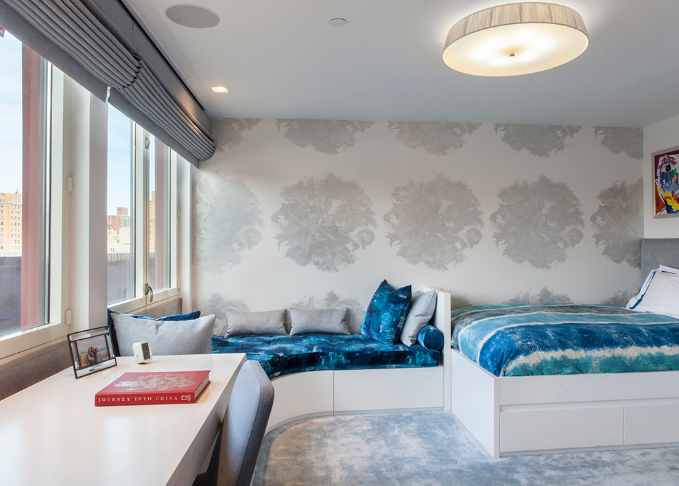 Idée de décoration pour une chambre minimaliste de taille moyenne avec un mur gris.
