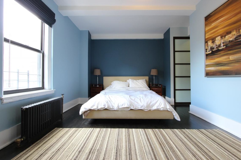 Mittelgroßes Stilmix Hauptschlafzimmer ohne Kamin mit blauer Wandfarbe und dunklem Holzboden in New York