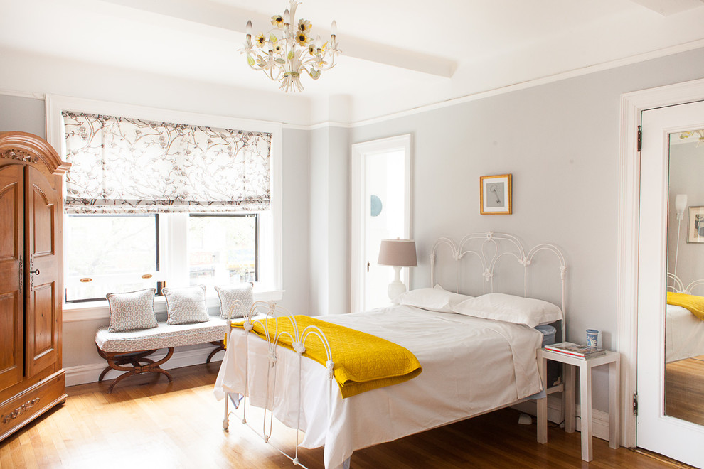 Стильный дизайн: спальня в стиле неоклассика (современная классика) с серыми стенами и паркетным полом среднего тона - последний тренд