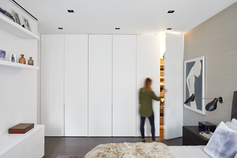 Стильный дизайн: хозяйская спальня среднего размера в современном стиле с белыми стенами и паркетным полом среднего тона - последний тренд
