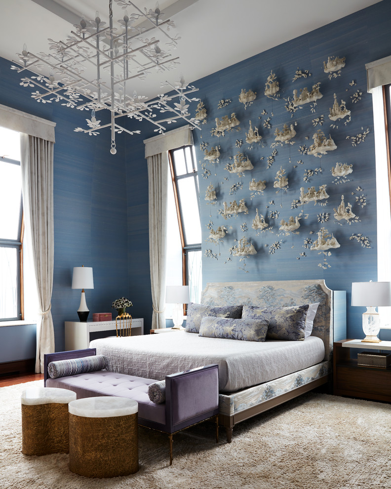 Idée de décoration pour une chambre tradition avec un mur bleu, un sol en bois brun et un sol marron.