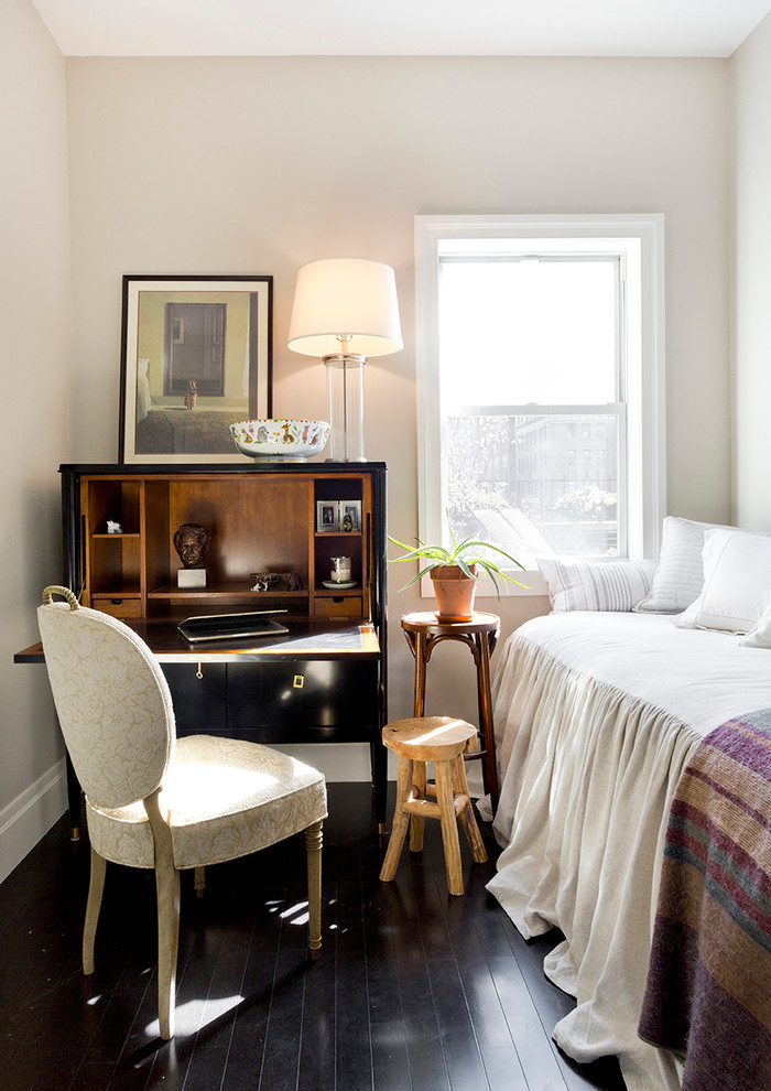 Cette image montre une petite chambre d'amis traditionnelle avec un mur beige, parquet foncé et aucune cheminée.