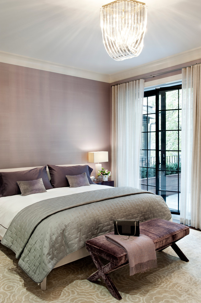 На фото: спальня в современном стиле с фиолетовыми стенами и тюлем