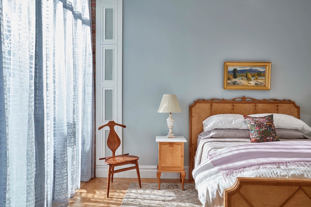 Идея дизайна: хозяйская спальня среднего размера в стиле неоклассика (современная классика) с синими стенами, светлым паркетным полом, бежевым полом и синими шторами