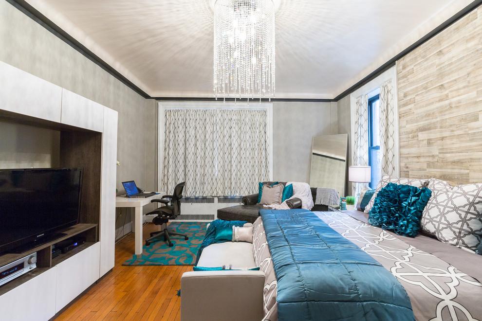 Источник вдохновения для домашнего уюта: большая хозяйская спальня в стиле модернизм с серыми стенами и светлым паркетным полом