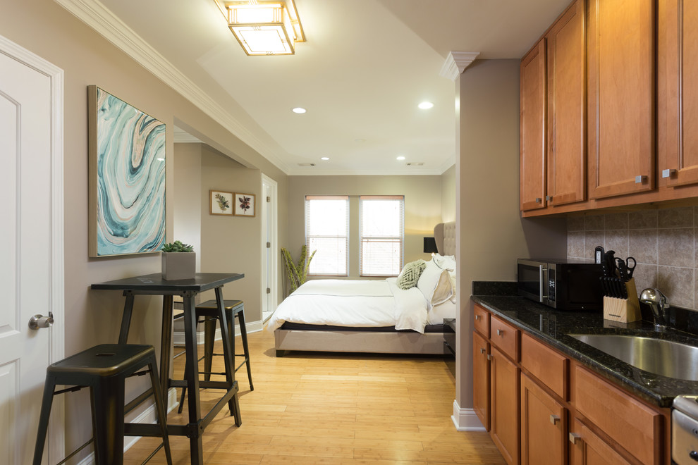 Источник вдохновения для домашнего уюта: спальня среднего размера в современном стиле с серыми стенами и паркетным полом среднего тона без камина