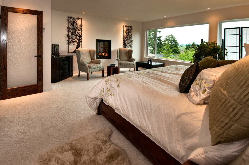 Источник вдохновения для домашнего уюта: большая хозяйская спальня в современном стиле с белыми стенами, ковровым покрытием, стандартным камином и фасадом камина из штукатурки