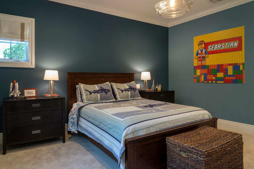 Foto de dormitorio principal contemporáneo de tamaño medio sin chimenea con paredes multicolor, moqueta y suelo beige