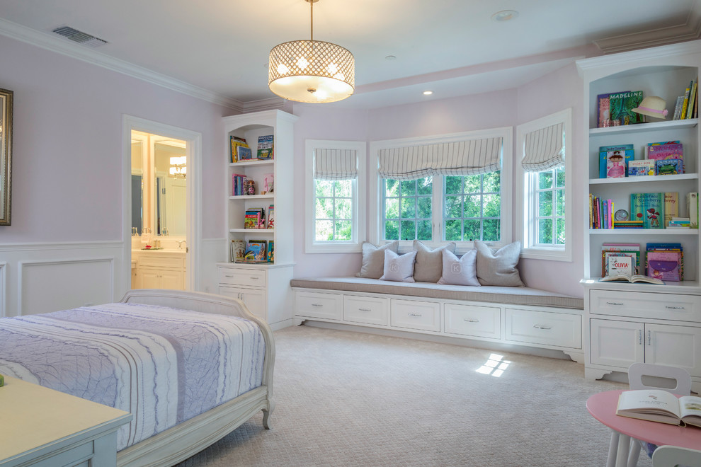 Modelo de dormitorio principal actual de tamaño medio sin chimenea con paredes multicolor, moqueta y suelo beige