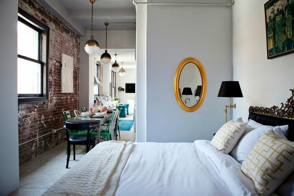 Стильный дизайн: спальня в стиле лофт с белыми стенами - последний тренд