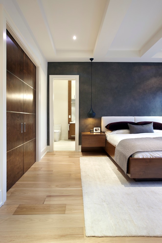 トロントにある広いモダンスタイルのおしゃれな主寝室 (茶色い壁、淡色無垢フローリング、グレーとクリーム色) のインテリア