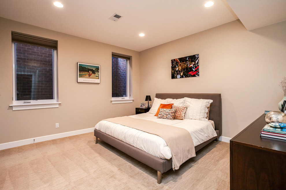 Mittelgroßes Modernes Hauptschlafzimmer ohne Kamin mit beiger Wandfarbe, Teppichboden und beigem Boden in Denver