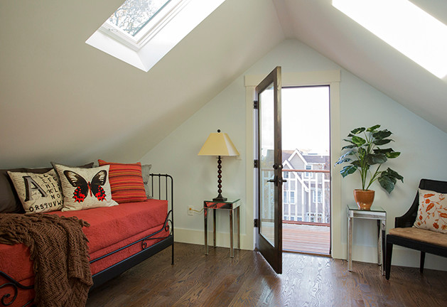 ボストンにある小さなコンテンポラリースタイルのおしゃれな客用寝室 (青い壁、濃色無垢フローリング)
