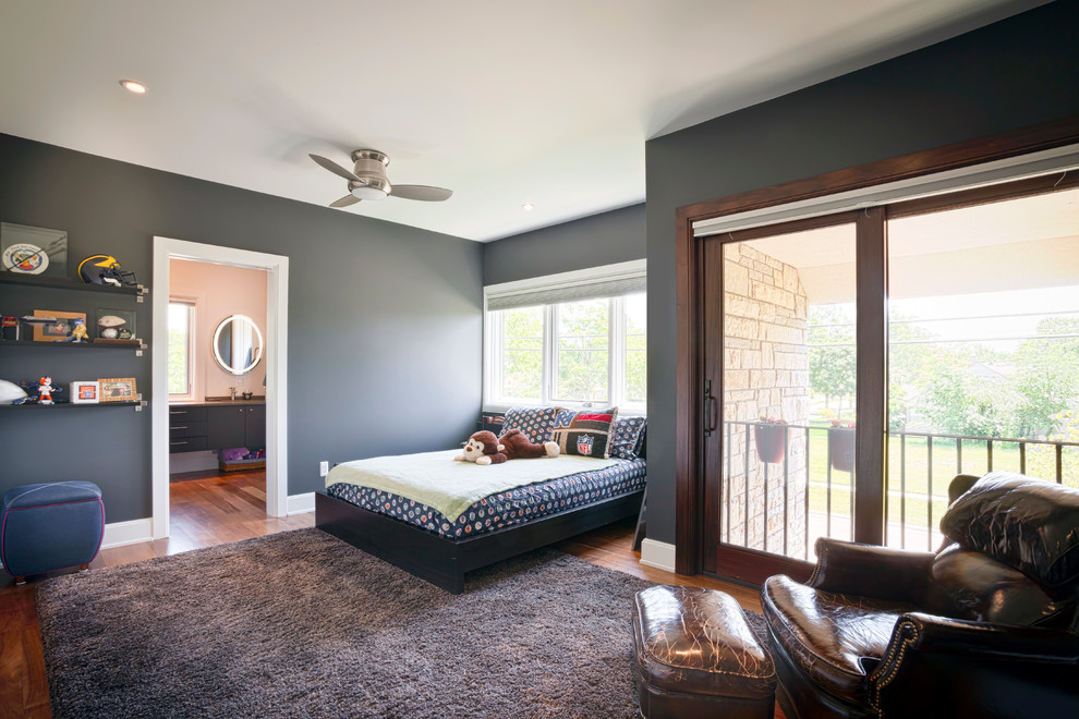 Diseño de dormitorio tipo loft moderno grande sin chimenea con paredes grises y suelo de madera oscura