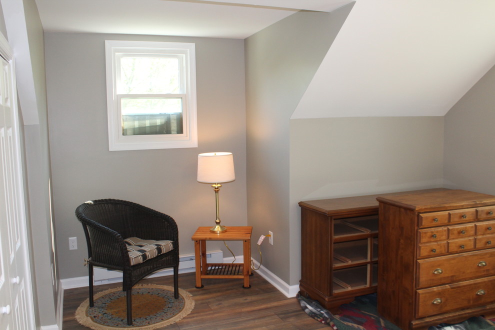 Klassisches Gästezimmer mit beiger Wandfarbe und braunem Boden in Sonstige