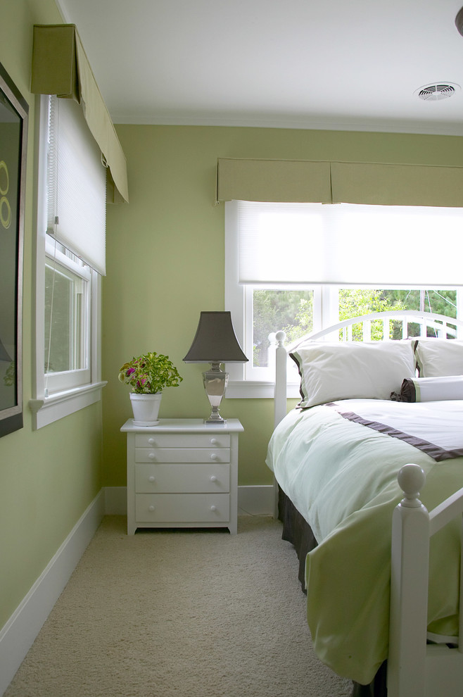 Ejemplo de habitación de invitados clásica de tamaño medio sin chimenea con paredes verdes y moqueta