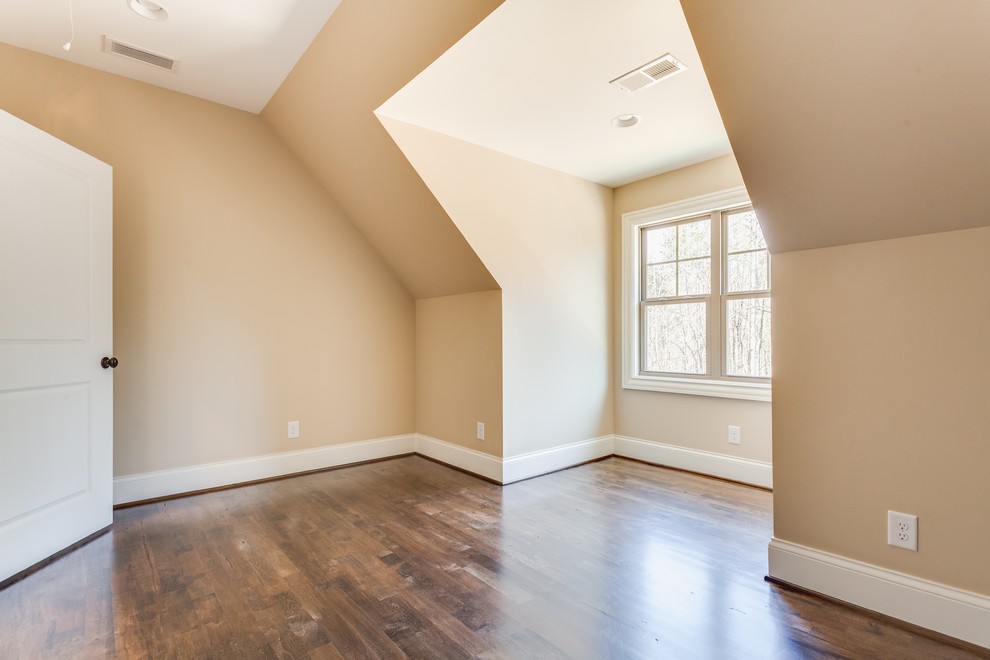 Großes Klassisches Schlafzimmer mit beiger Wandfarbe und braunem Holzboden in Sonstige