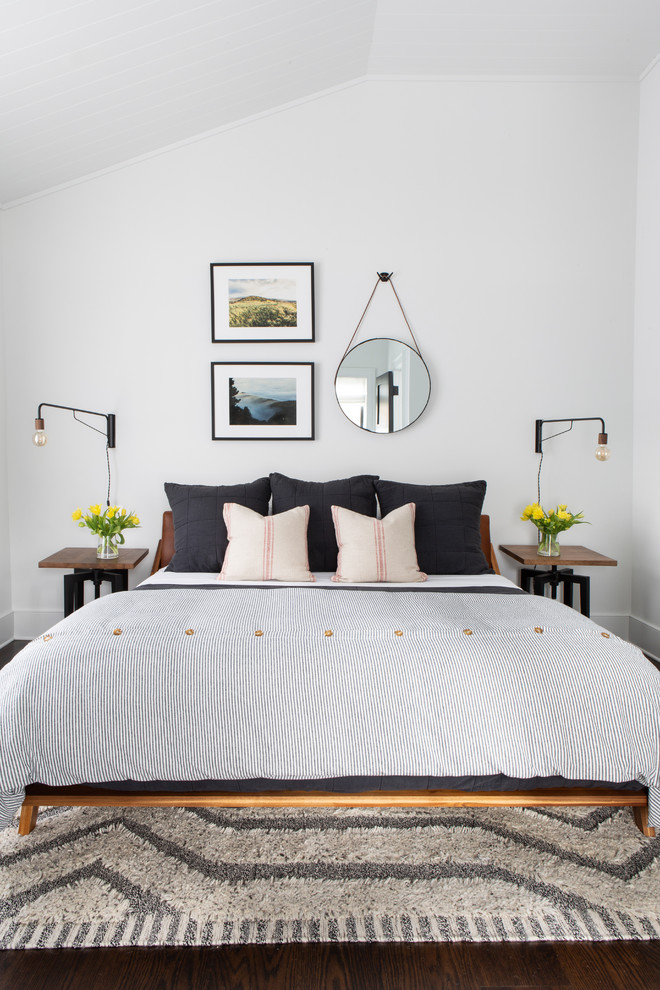 ニューヨークにある広いカントリー風のおしゃれな客用寝室 (白い壁、濃色無垢フローリング、茶色い床、グレーとブラウン) のインテリア