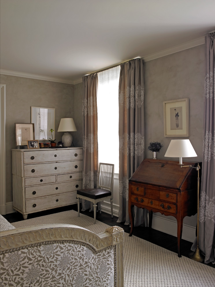 Стильный дизайн: спальня на антресоли в классическом стиле с серыми стенами - последний тренд