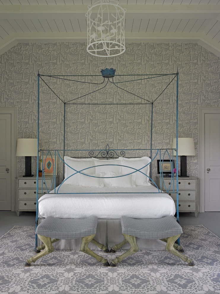 На фото: огромная хозяйская спальня в классическом стиле с серыми стенами, ковровым покрытием и акцентной стеной