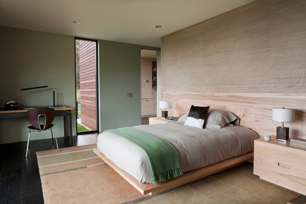 Идея дизайна: большая гостевая спальня (комната для гостей) в скандинавском стиле с синими стенами, темным паркетным полом и коричневым полом без камина