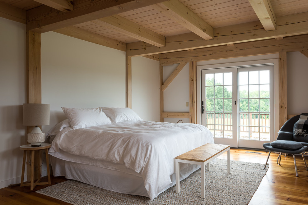 Стильный дизайн: хозяйская спальня среднего размера в стиле кантри с белыми стенами, светлым паркетным полом и желтым полом - последний тренд