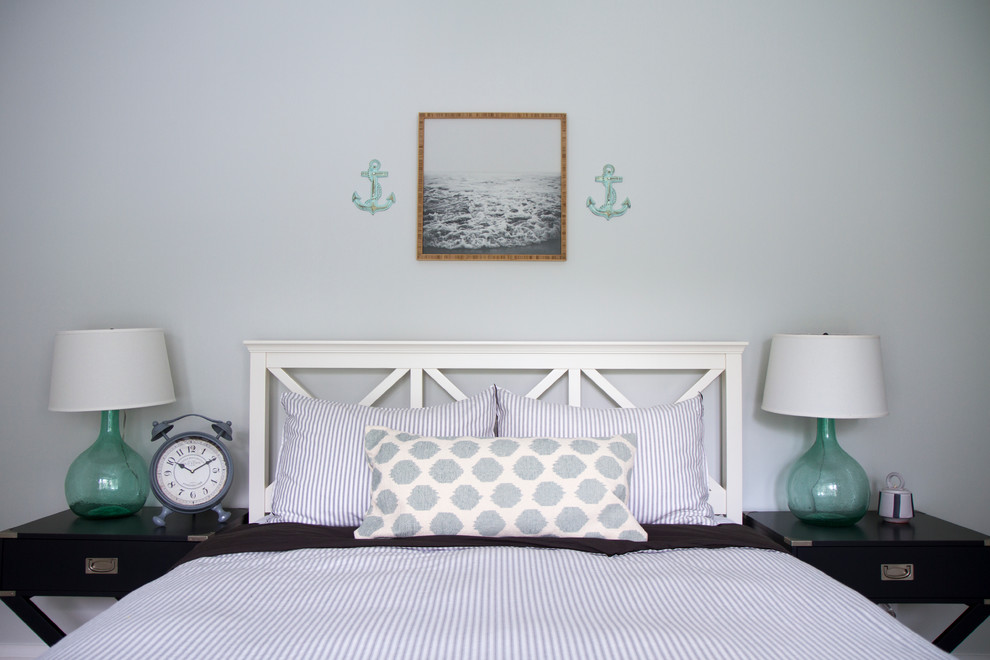 Imagen de habitación de invitados costera de tamaño medio con paredes grises y suelo de madera oscura