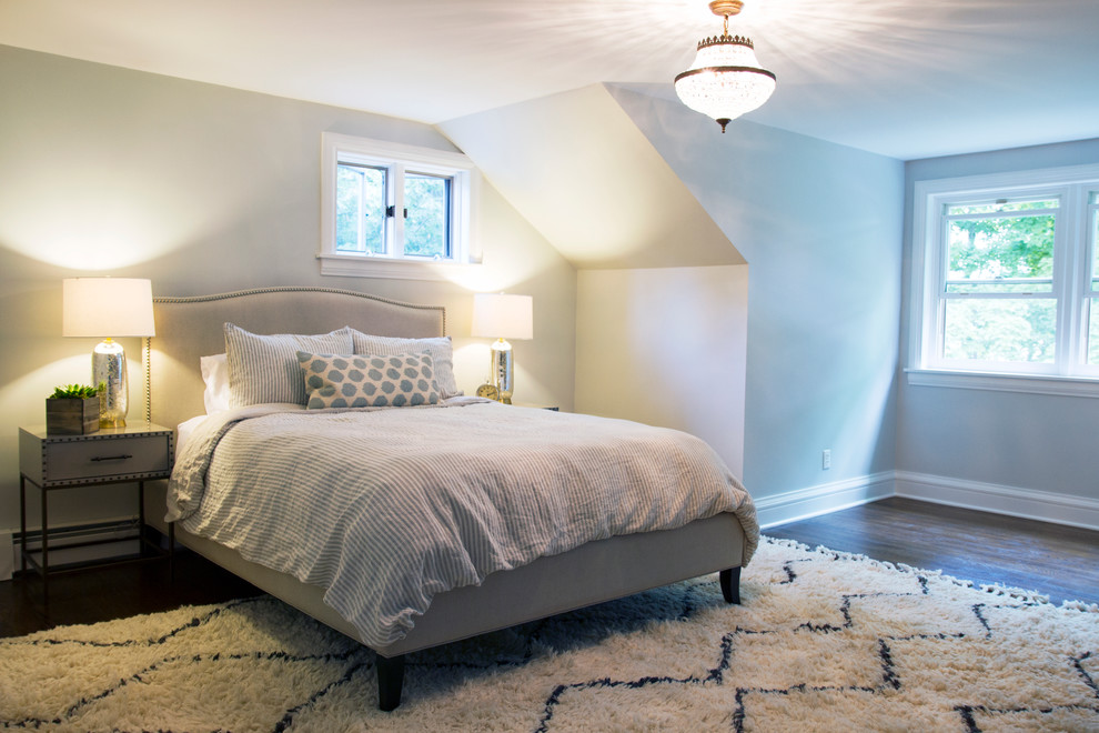 Modelo de habitación de invitados tradicional renovada de tamaño medio con paredes grises y suelo de madera oscura